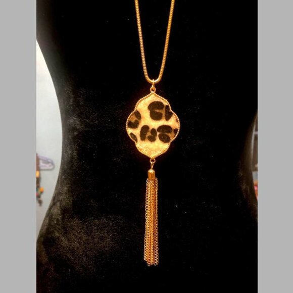 Leopard Print Pendant Necklace With Tassel & Gold Tone Chain Faux Fur long - Picture 3 of 5